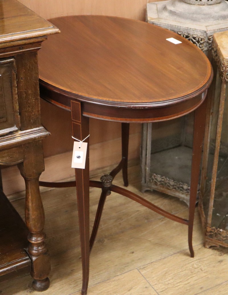 An Edwardian satinwood banded oval mahogany occasional table, W.76cm, D.55cm, H70cm